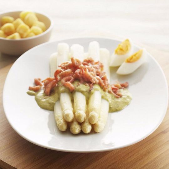 Asperges_met_Hollandse_garnalen_en_dragonsaus.jpg